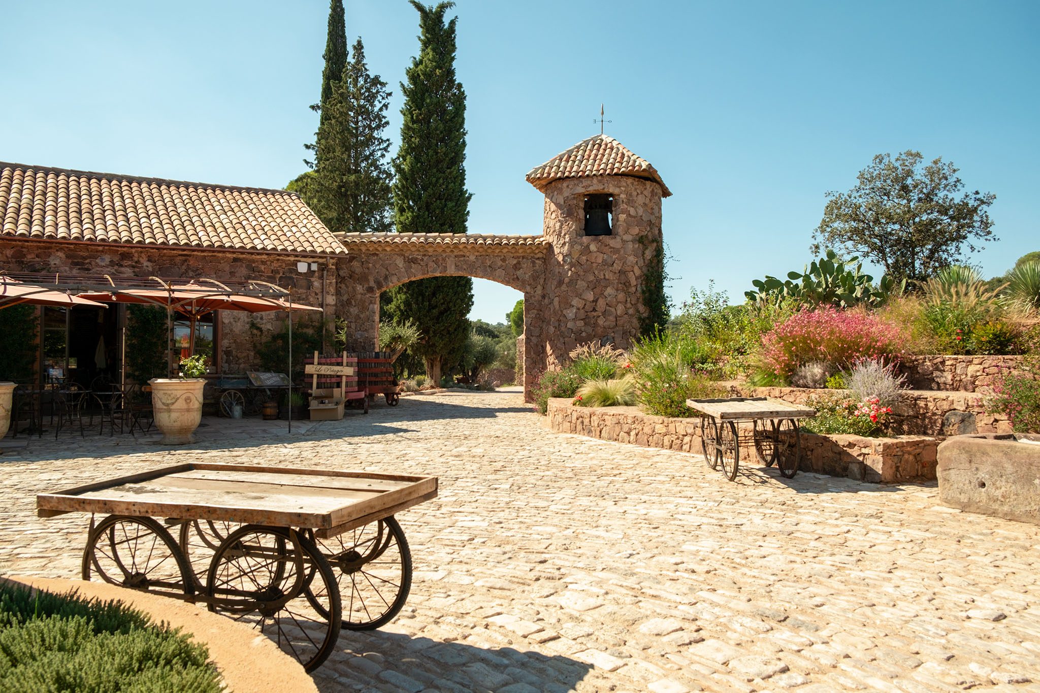 Das ist der Hauptgang und die Boutique