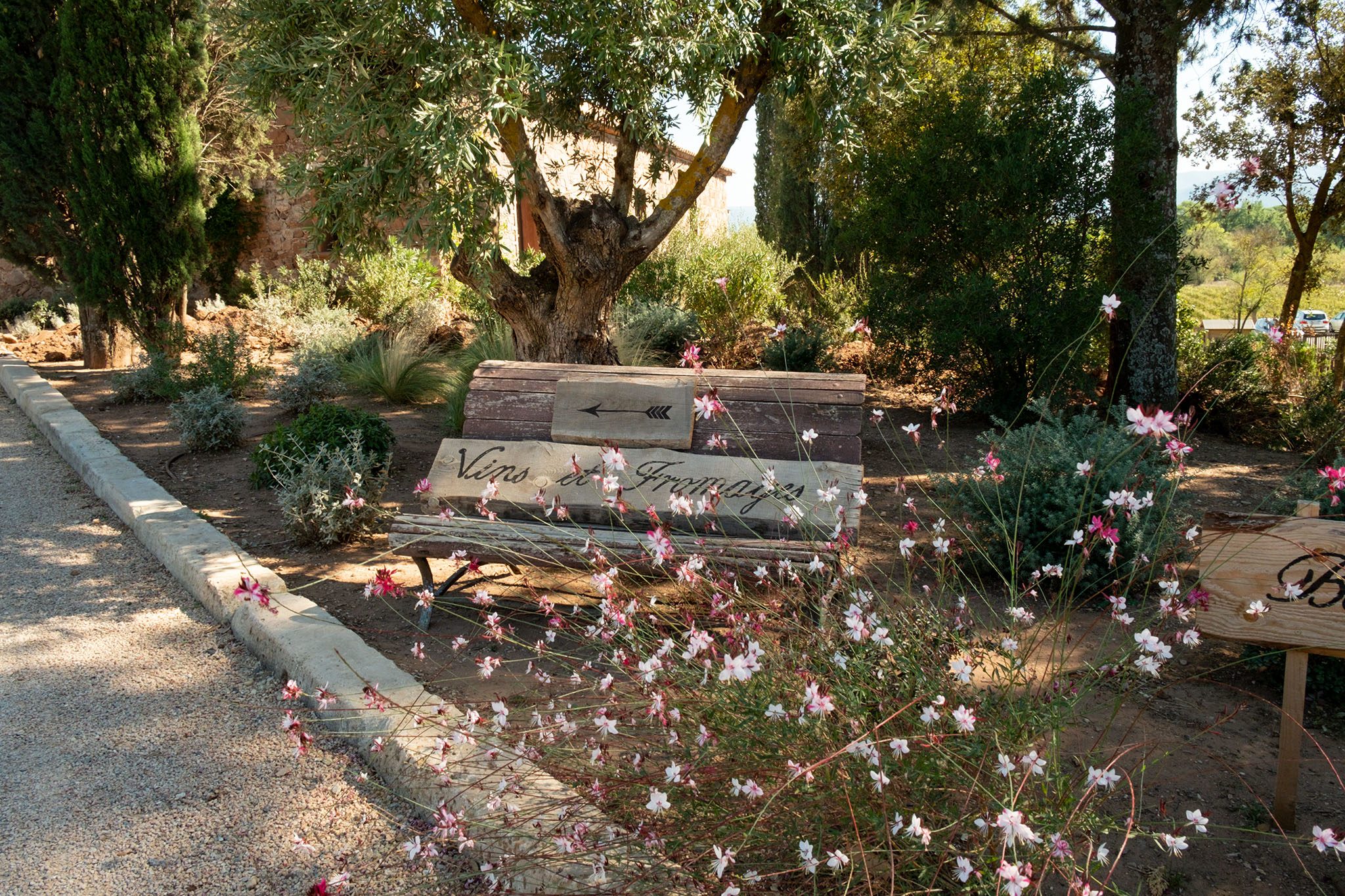Ein paar Schilder gibt es doch auf dem Gelände
