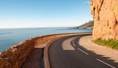 Meine Lieblingskurve, dahinter liegen atemraubend schön die Berge und das Meer