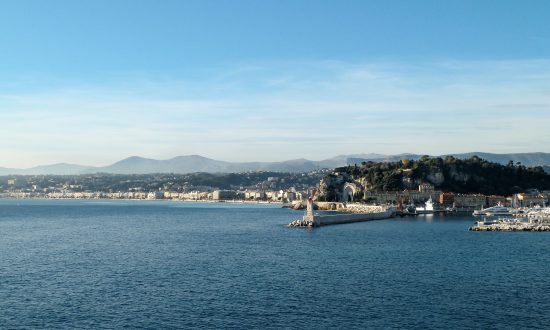 im Vordergrund die Hafeneinfahrt und dahinter die Küste - traumhaft